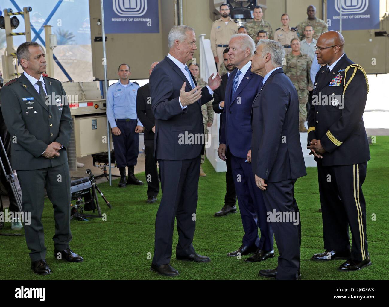 Tel Aviv, Israël. 13th juillet 2022. Le président américain Joe Biden (2nd, L), le premier ministre israélien Yair Lapid, le ministre de la Défense israélien Benny Gantz (L) et l'Attache de la Défense américaine en Israël le brigadier général Shawn A. Harris (R) se tiennent devant le système de défense Iron Dome d'Israël lors d'une visite à l'aéroport Ben Gurion près de tel Aviv, Israël mercredi, 13 juillet 2022. Photo de piscine par GIL Cohen-Magen/UPI crédit: UPI/Alay Live News Banque D'Images