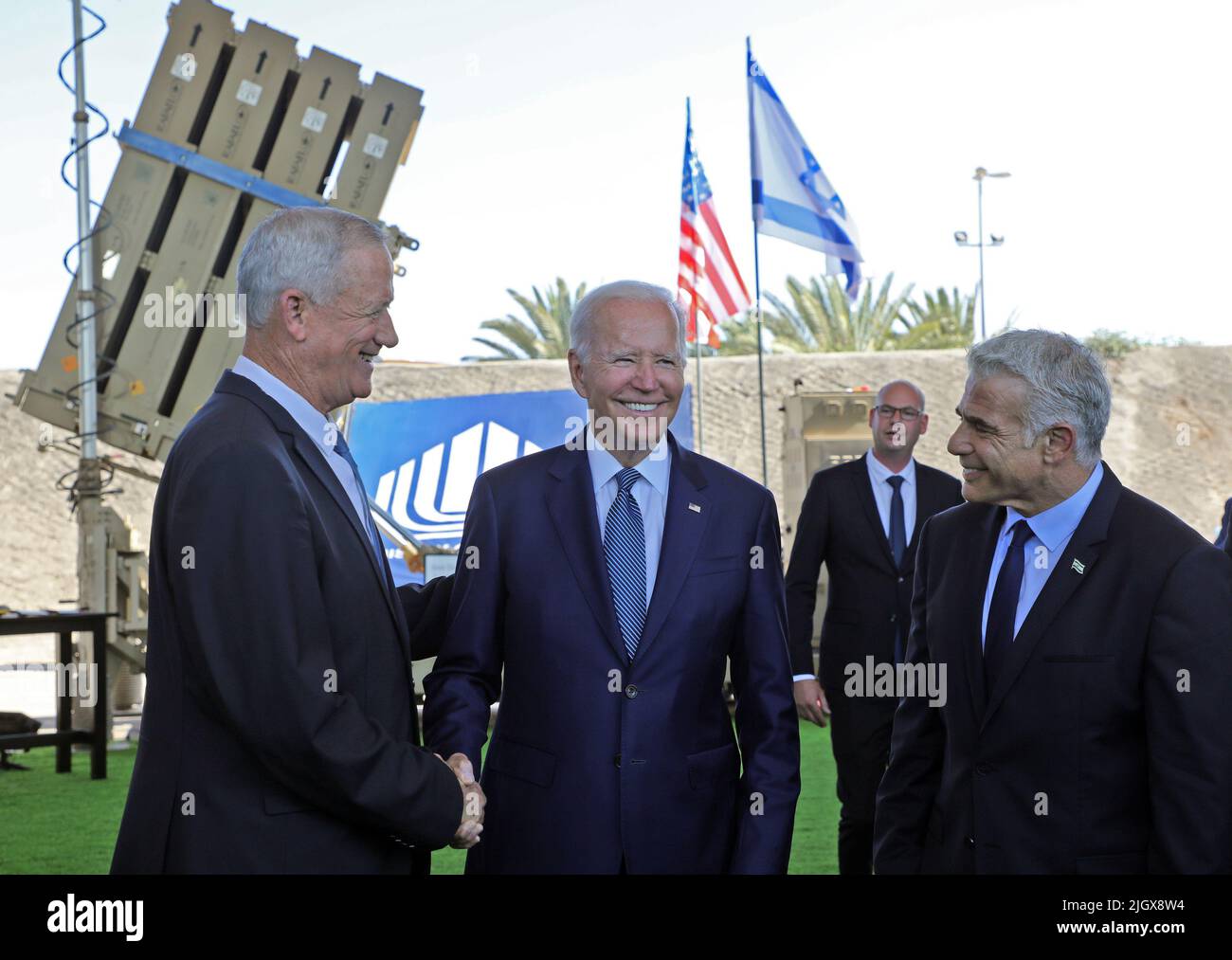 Tel Aviv, Israël. 13th juillet 2022. Le président américain Joe Biden (2nd, L), le premier ministre israélien Yair Lapid et le ministre de la Défense israélien Benny Gantz (L) se tiennent mercredi devant le système de défense du dôme de fer d'Israël lors d'une visite à l'aéroport Ben Gurion près de tel Aviv, Israël, à 13 juillet 2022. Photo de piscine par GIL Cohen-Magen/UPI crédit: UPI/Alay Live News Banque D'Images