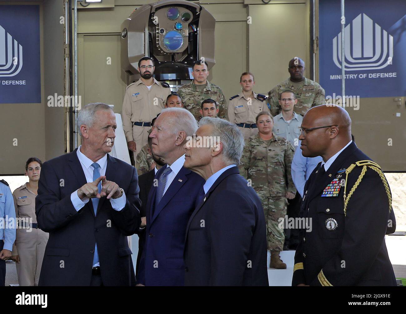 Tel Aviv, Israël. 13th juillet 2022. Le président américain Joe Biden et le ministre de la Défense israélien Benny Gantz (L) se sont opposés au premier ministre israélien Yair Lapid et à l'Attache de la Défense américaine en Israël le général de brigade Shawn A. Harris (R)vin devant le système de défense du dôme de fer d'Israël lors d'une visite à l'aéroport Ben Gurion près de tel Aviv, Israël mercredi, 13 juillet 2022. Photo de piscine par GIL Cohen-Magen/UPI crédit: UPI/Alay Live News Banque D'Images
