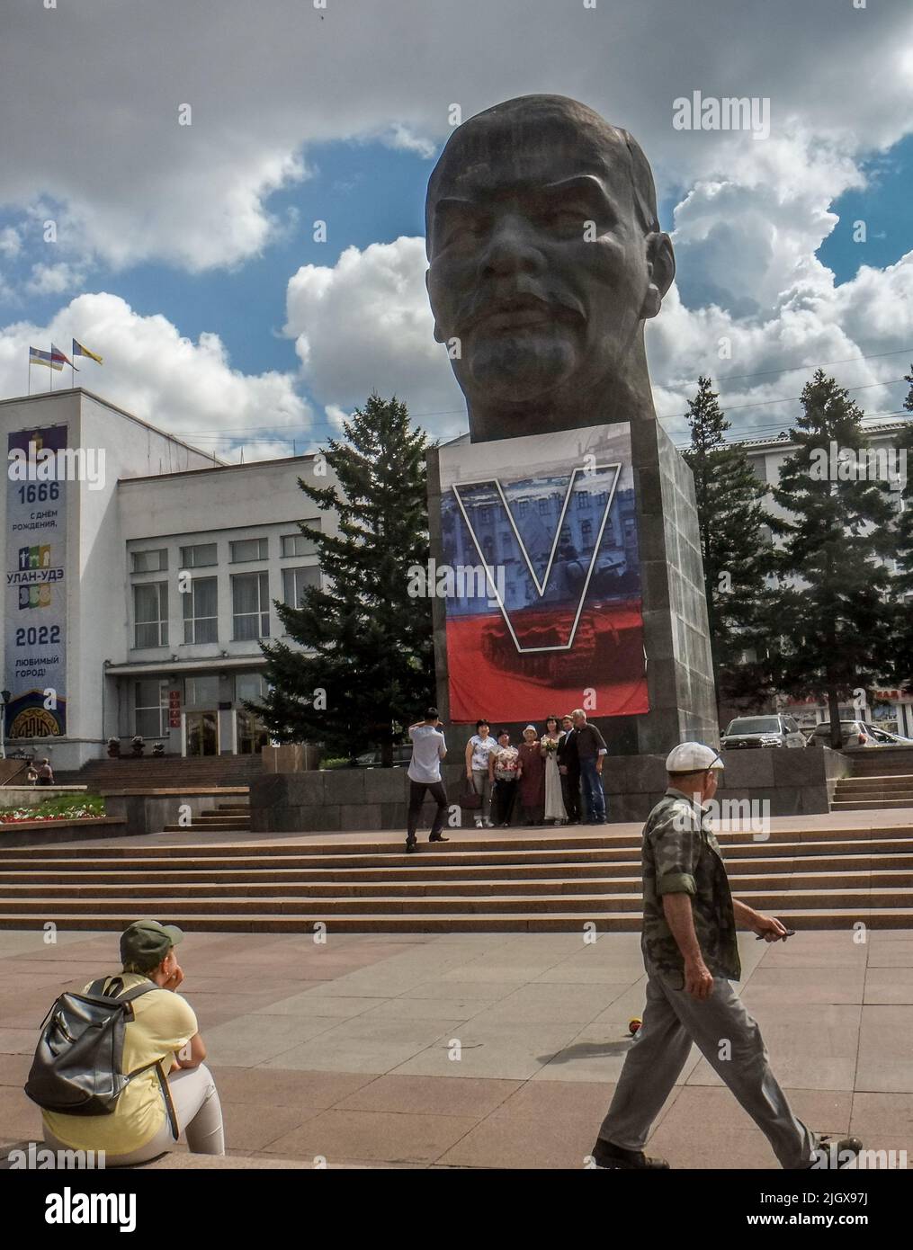 Une sculpture de la tête de Vladimir Lénine sur la place centrale des Soviets dans la capitale Buryat Ulan-Ude. Une bannière, aux couleurs du drapeau russe, représente un char et la lettre V, symbole de l'incursion de la Russie en Ukraine en 2022. Banque D'Images