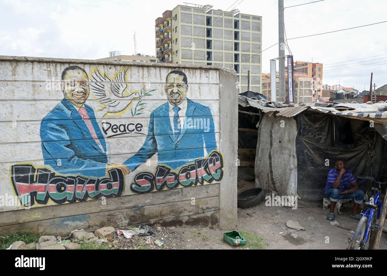 KENYA, Nairobi, élection 2022, peinture murale avec les principaux candidats Raila Amollo Odinga du parti ODM mouvement Orange démocrate et William Samoei Arap Ruto du parti UDA, Alliance démocratique unie, appel à la paix, poignée de main symbolique Banque D'Images