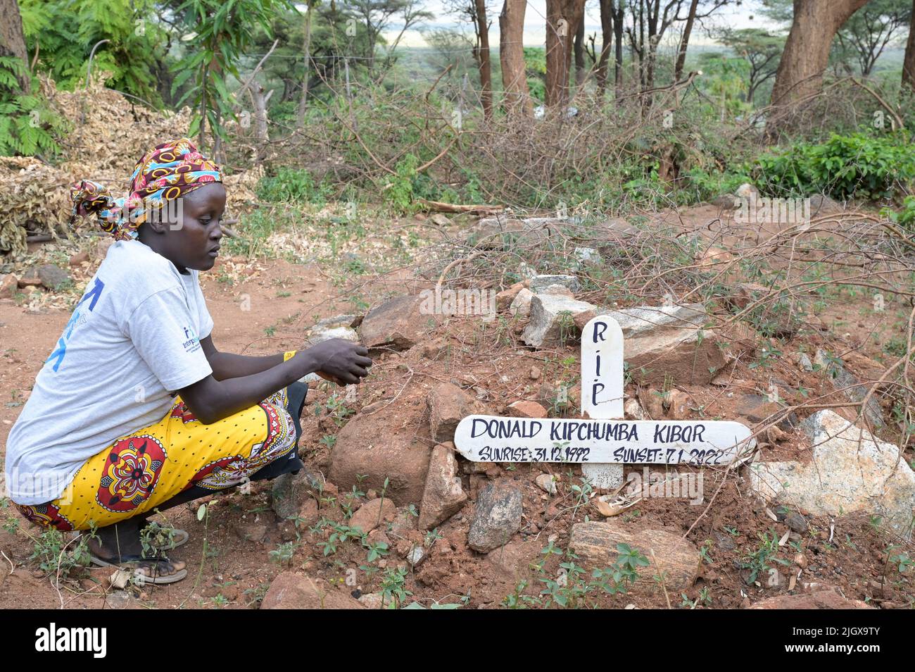 KENYA, comté d'Elgeyo-Marakwet, vallée de Kerio, Chesongoch, tribu de Marakwet, Un sous-groupe de la Kalenjin Nilote, la femme Xara pleure à la tombe de son mari, qui a été tué dans des affrontements tribaux avec la tribu Pokot / KENIA, la vallée de Kerio, Chesongoch, Marakwet Volksgruppe, Frau Xara am Grab ihres Mannes, er wurde BEI Auseinandersetzungen mit Pokerschsen den Banque D'Images