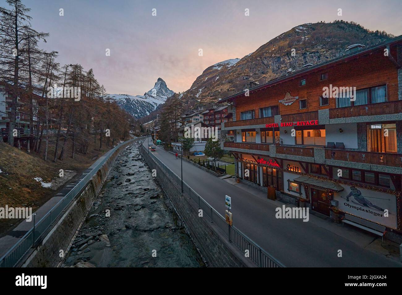 ZERMATT, SUISSE - APR 11, 2022: Un paysage de montagne de Matterhorn au coucher du soleil avec la matière Vispa rivière en premier plan. Banque D'Images