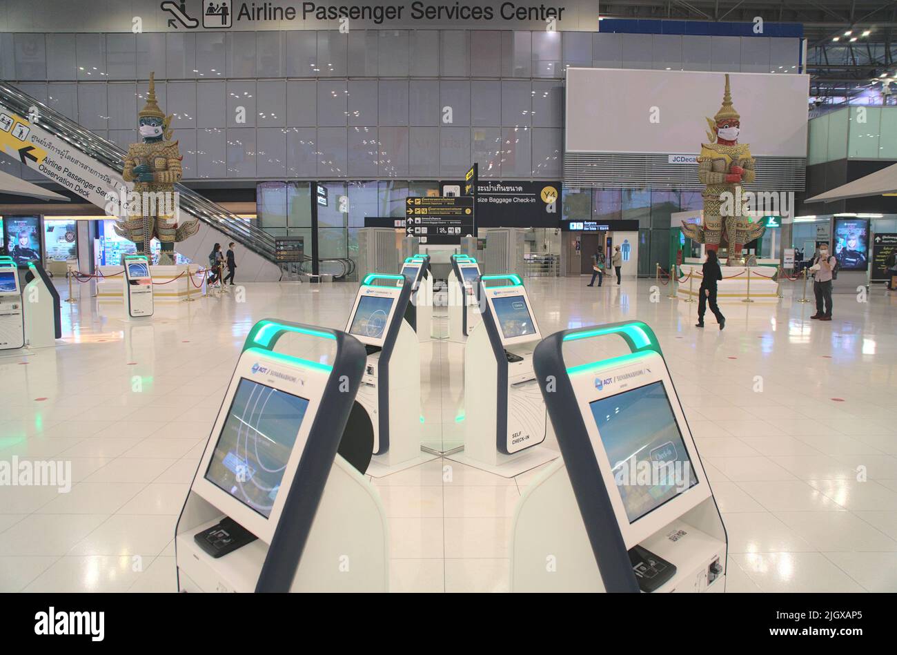 Machines d'enregistrement en libre-service à l'aéroport de Suvarnabhumi à Bangkok. Banque D'Images