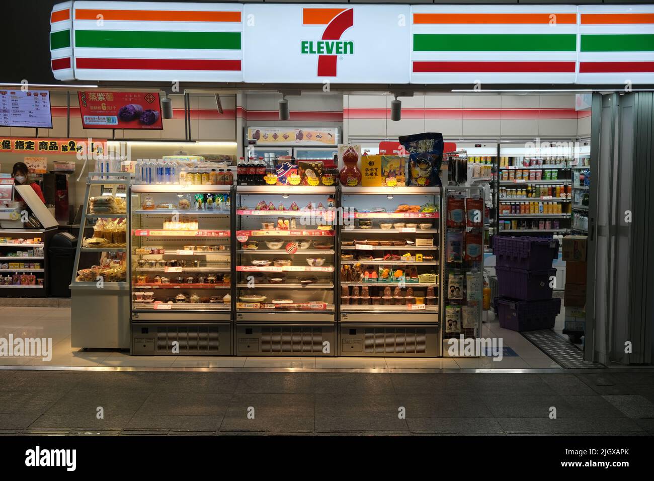 Shanghai,Chine-Jan.2022: Façade de 7-Eleven magasin de proximité et logo de la marque. Chaîne de magasin de proximité de détail Banque D'Images