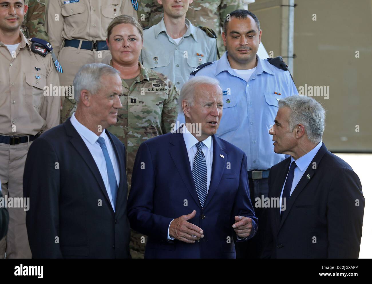 Tel Aviv, Israël. 13th juillet 2022. Le président américain Joe Biden (C) parle mercredi à l'aéroport Ben Gurion près de tel Aviv, Israël, et du premier ministre Yair Lapid lors d'une visite du système de défense du dôme de fer d'Israël, lors d'une visite à l'aéroport Ben Gurion près de tel Aviv, en Israël, à 13 juillet 2022. Photo de piscine par GIL Cohen-Magen/UPI crédit: UPI/Alay Live News Banque D'Images