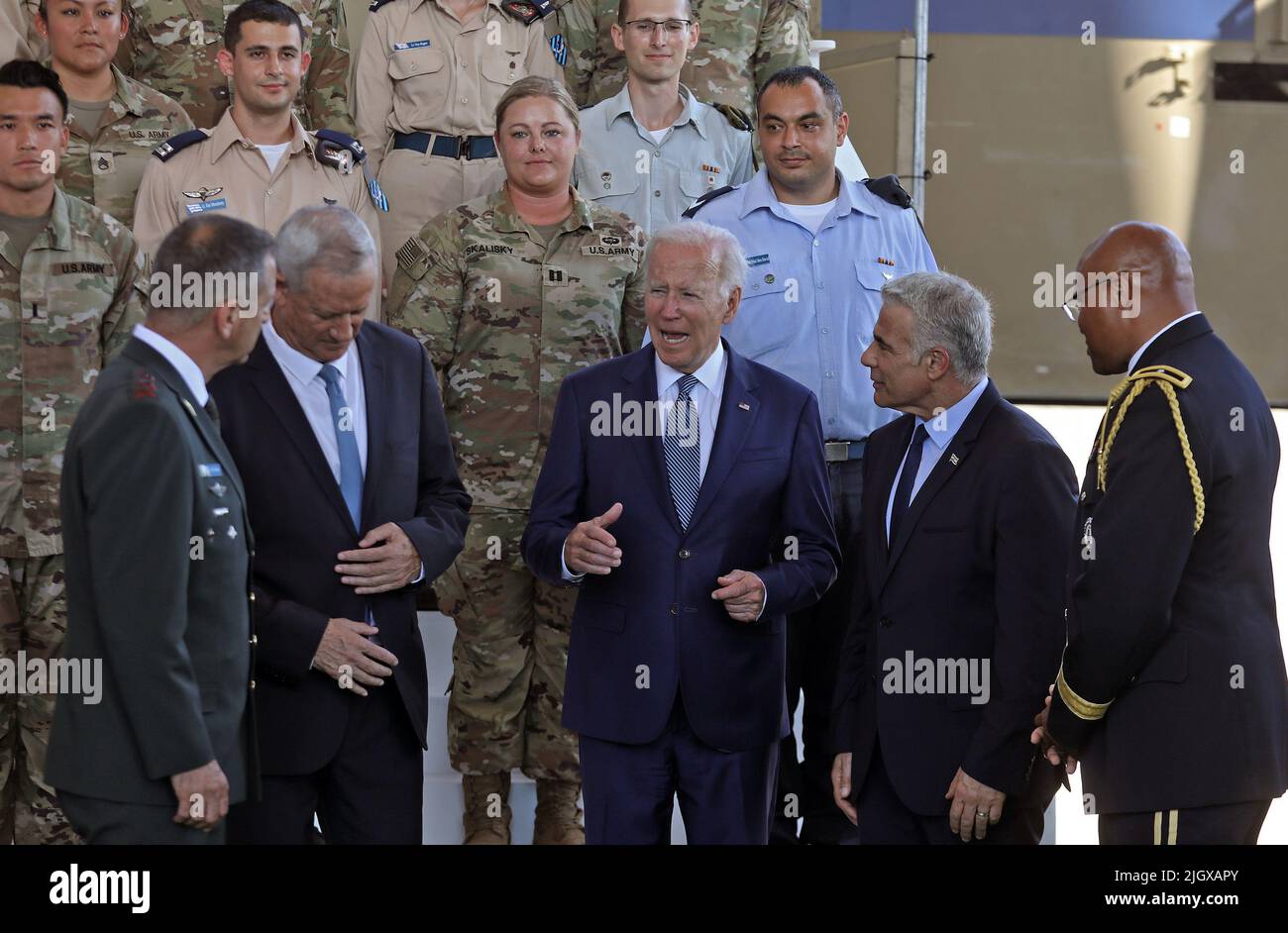 Tel Aviv, Israël. 13th juillet 2022. Le président américain Joe Biden (C) s'adresse au chef d'état-major de l'armée israélienne Aviv Kohavi (L) en tant que ministre de la Défense israélien Benny Gantz (2nd, L), au premier ministre Yair Lapid et à l'Attache de la Défense américaine en Israël, le général de brigade Shawn A. Harris (R) regarde, Lors d'une visite du système de défense du Dôme de fer d'Israël, lors d'une visite à l'aéroport Ben Gurion près de tel Aviv, Israël, mercredi, 13 juillet 2022. Photo de piscine par GIL Cohen-Magen/UPI crédit: UPI/Alay Live News Banque D'Images