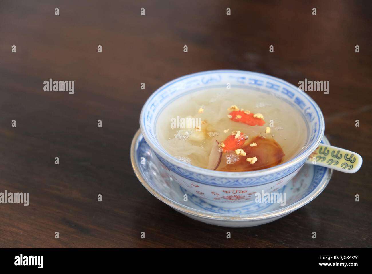 Fermez un bol de soupe aux champignons blancs (soupe aux champignons des neiges) sur la table. Cuisine chinoise traditionnelle. Banque D'Images
