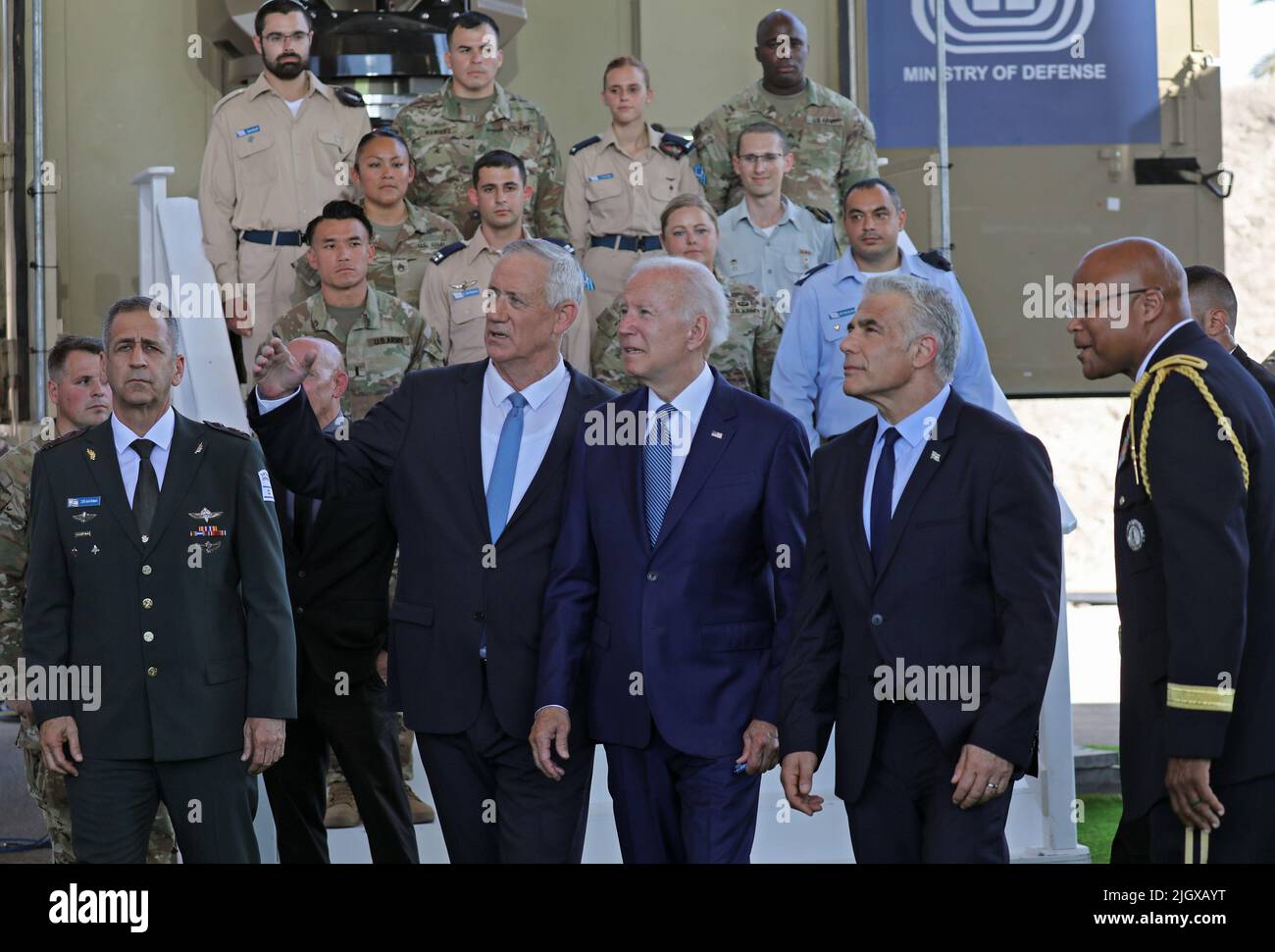 Tel Aviv, Israël. 13th juillet 2022. Le président américain Joe Biden écoute le ministre de la Défense israélien Benny Gantz s'entretient avec le Premier ministre Yair Lapid lors d'une visite du système de défense du dôme de fer d'Israël lors d'une visite à l'aéroport Ben Gurion près de tel Aviv, Israël, mercredi, à 13 juillet 2022. Photo de piscine par GIL Cohen-Magen/UPI crédit: UPI/Alay Live News Banque D'Images