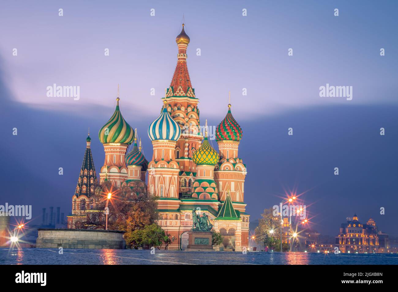 Cathédrale Saint-Basile à l'aube sur la magnifique place Rouge, Moscou, Russie Banque D'Images