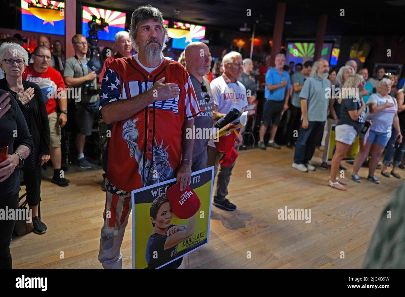 Tucson, Arizona, États-Unis. 12th juillet 2022. Le candidat républicain pour le gouverneur de l'Arizona Kari Lake fait campagne au Maverick à Tucson. Lake est soutenu par l'ancien président Donald Trump et se présente contre Karrin Taylor Robson dans une course amère qui est devenue une confrontation entre le gouverneur Doug Ducey qui soutient Robson et l'America First Trump a soutenu Kari Lake. La primaire républicaine du GOP en Arizona est 2 août. (Image de crédit : © Christopher Brown/ZUMA Press Wire) Banque D'Images