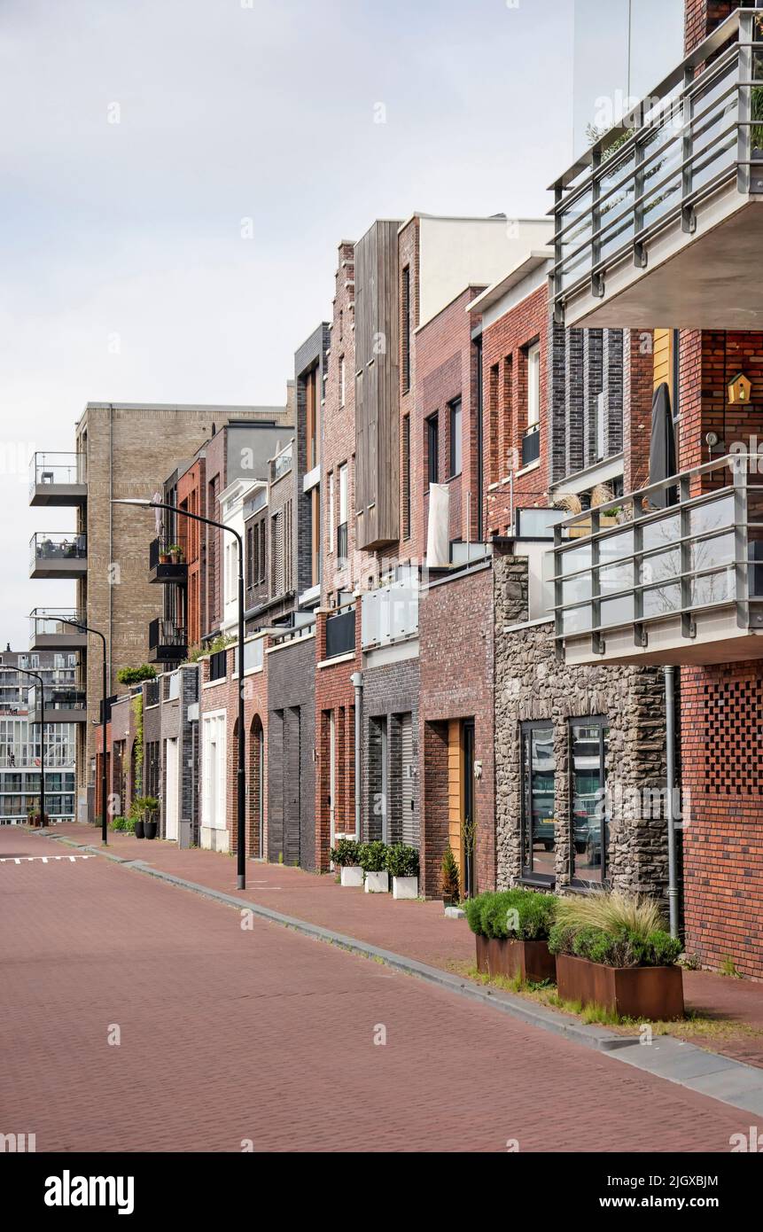 Dordrecht, pays-Bas, 15 avril 2022 : maisons modernes avec façades individuelles de différentes couleurs Banque D'Images
