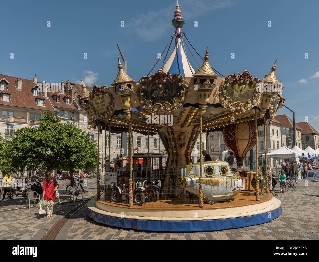 Un carrousel classique et coloré à Besançon, en France Banque D'Images