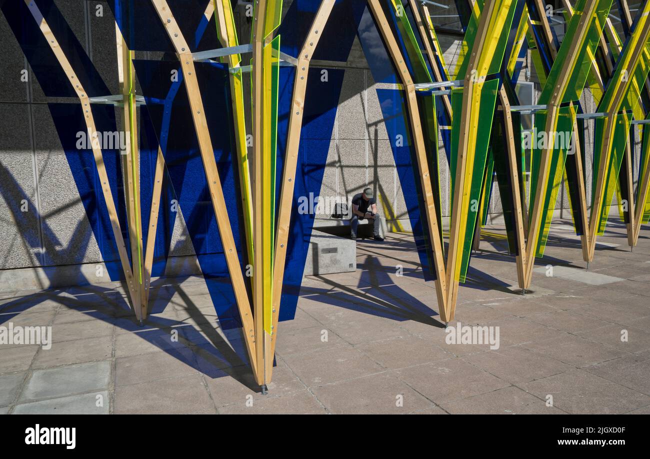 Les visiteurs de la rive sud se promène au bord de la Hayward Gallery et de la Tamise à Londres, Angleterre, Royaume-Uni Banque D'Images