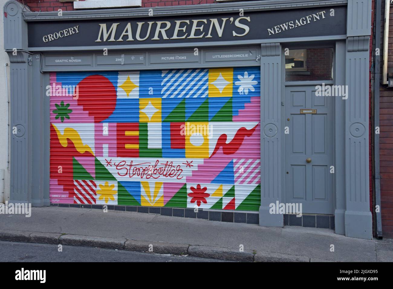 Une fresque colorée et lumineuse à l'avant d'un magasin dans le ...