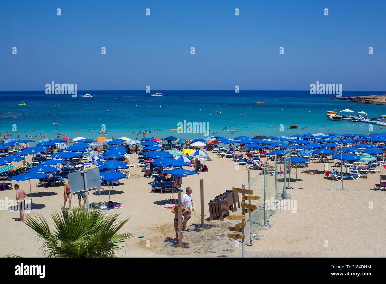 08/12/2015 Protaras, Chypre. L'une des plus belles plages de sable de Chypre et d'Europe est la plage de la baie de Fig Tree (région de Protaras). Ciel bleu et wa Banque D'Images