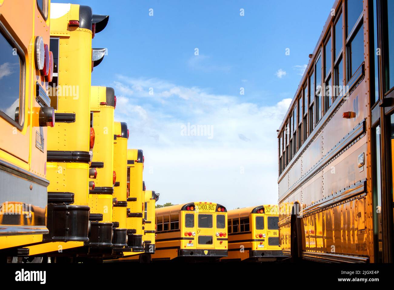 Big Yellow School bus sont garés, propres et brillants attendant d'amener les enfants ou les enfants à l'école. Banque D'Images