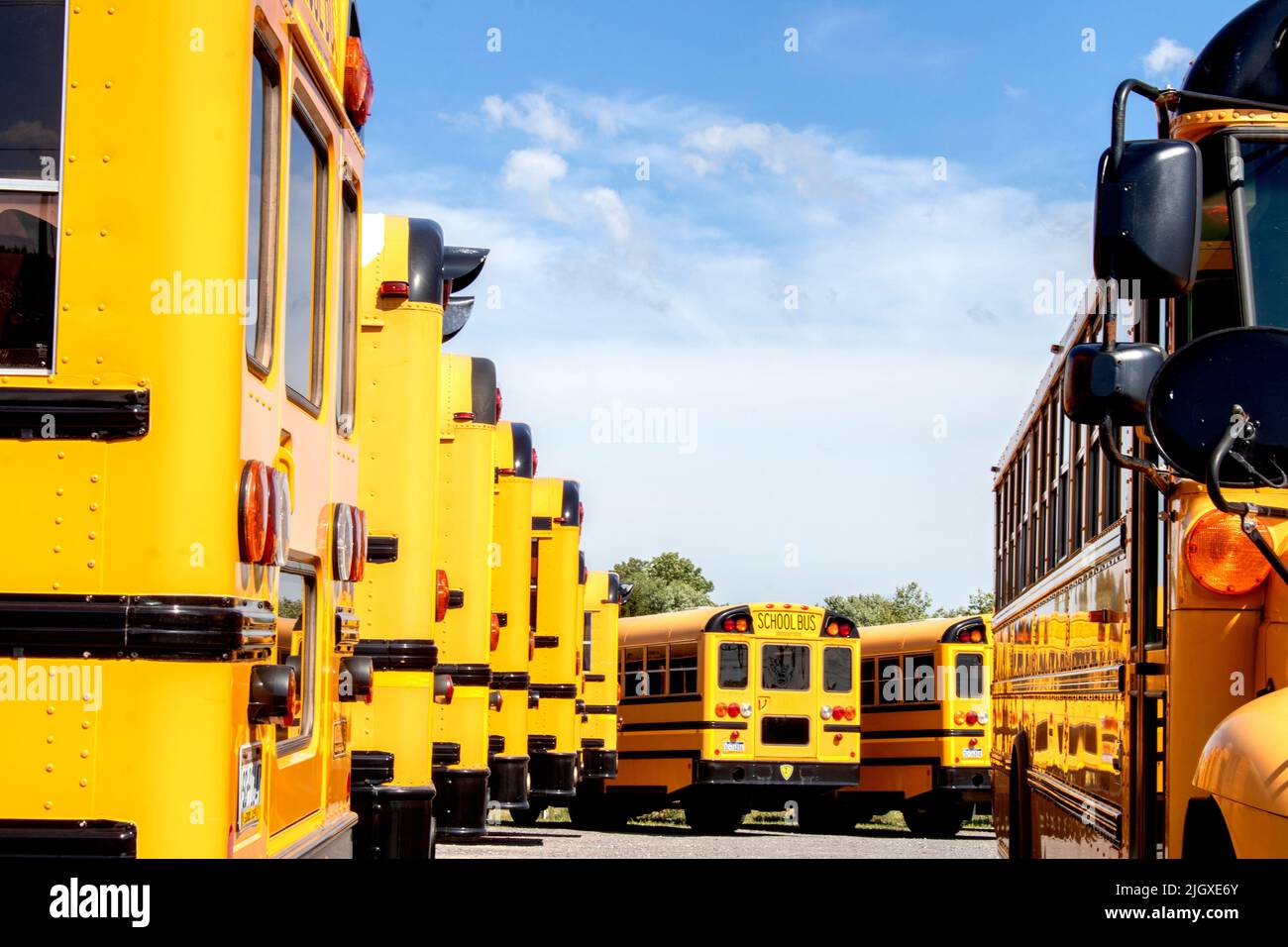 Big Yellow School bus sont garés, propres et brillants attendant d'amener les enfants ou les enfants à l'école. Banque D'Images