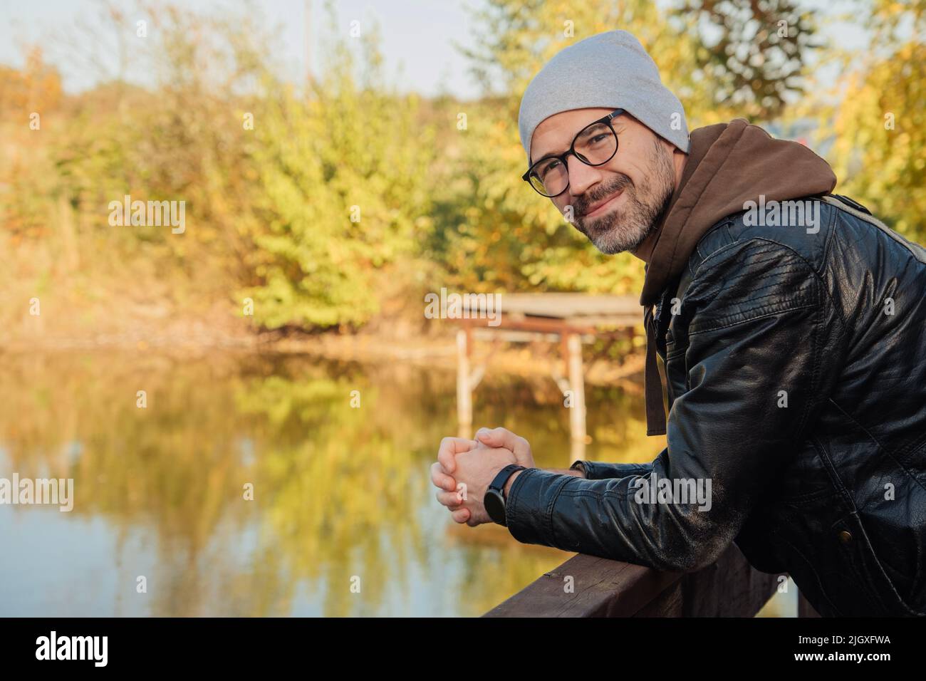 beau homme souriant en manteau de veste en automne Banque D'Images