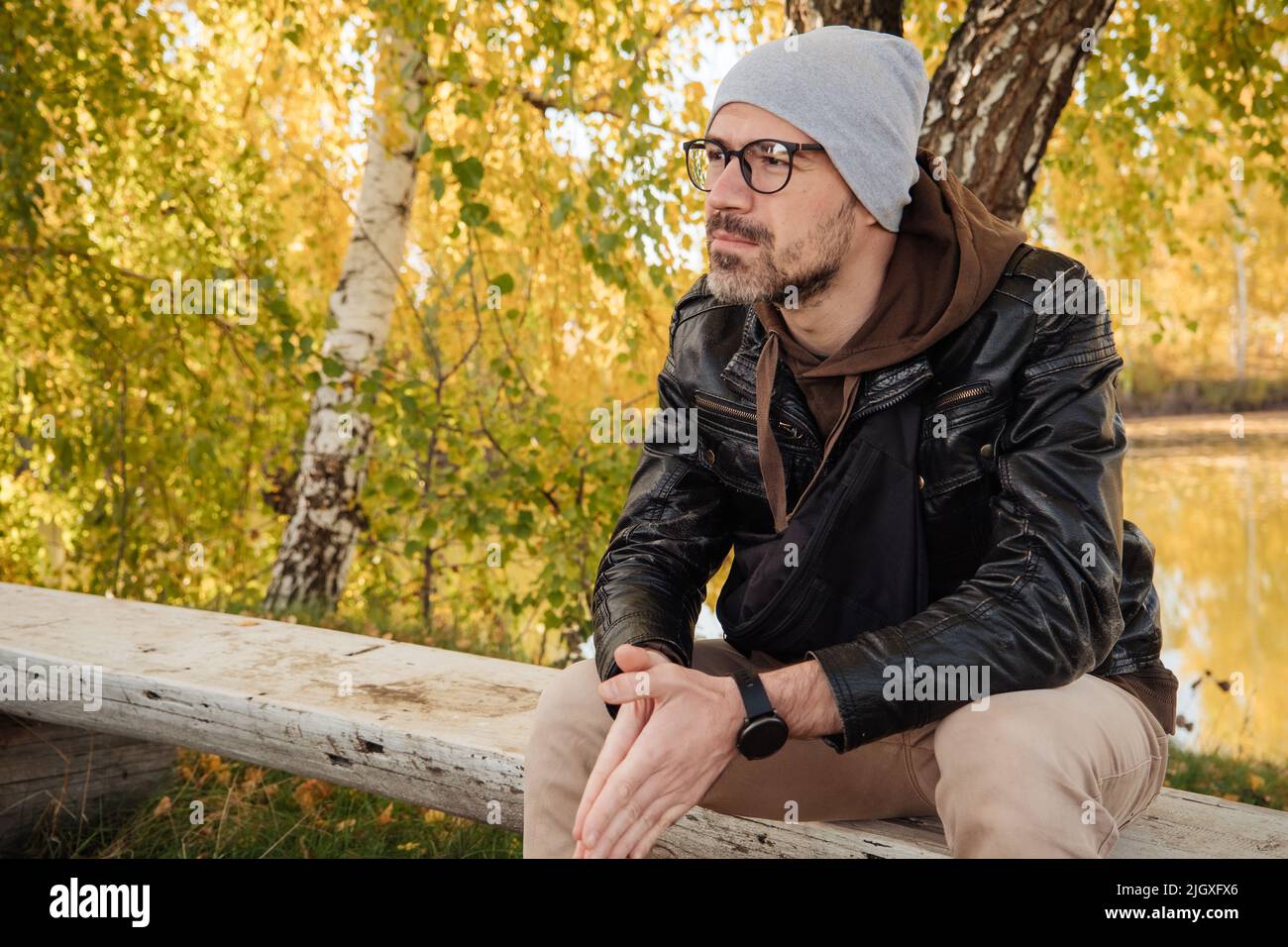 beau homme souriant en manteau de veste en automne Banque D'Images