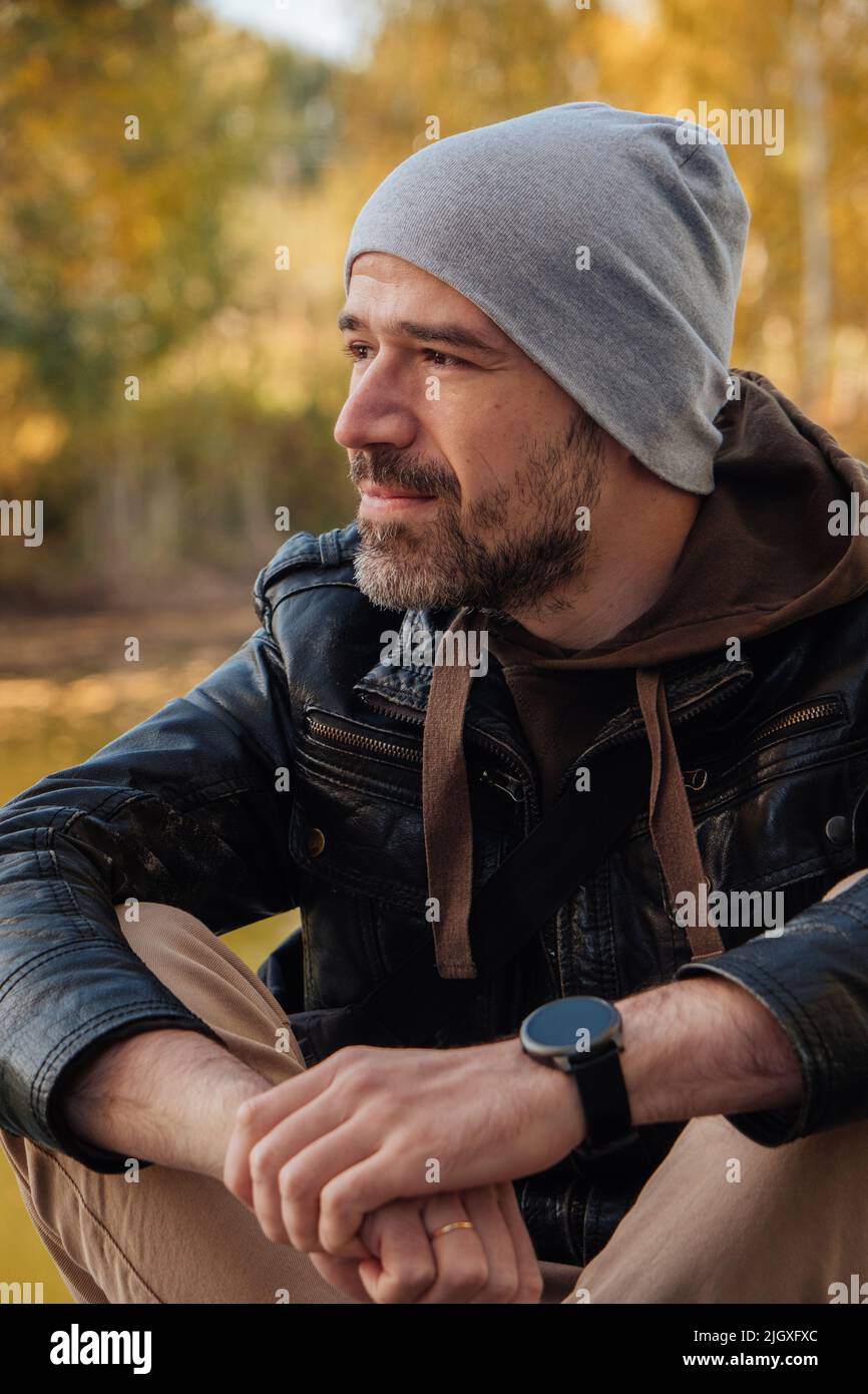 beau homme souriant en manteau de veste en automne Banque D'Images