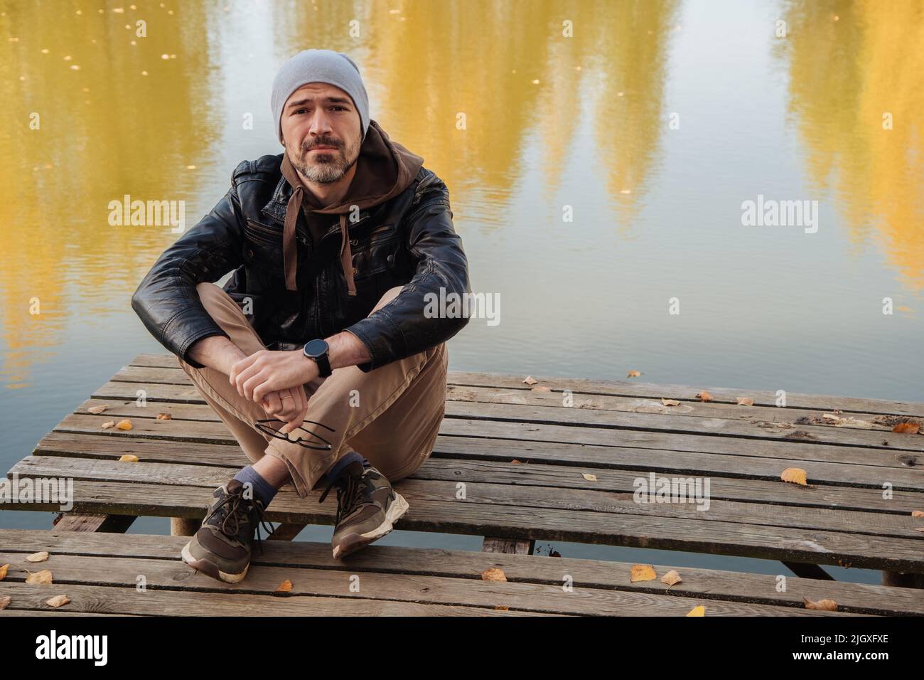 beau homme souriant en manteau de veste en automne Banque D'Images