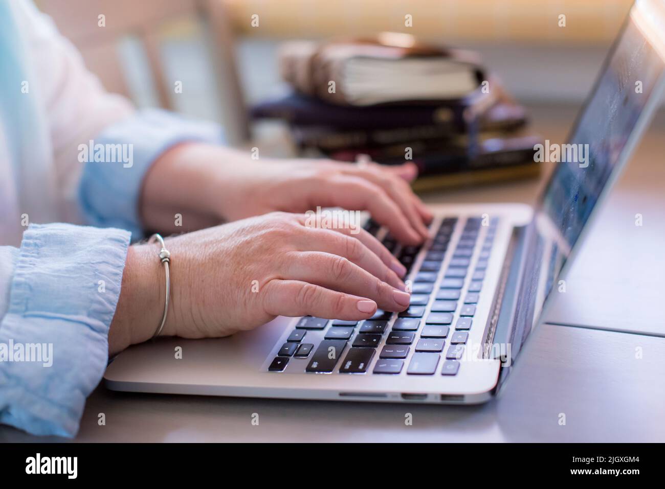 Gros plan des mains de femme blanche qui tapent sur un ordinateur portable Banque D'Images