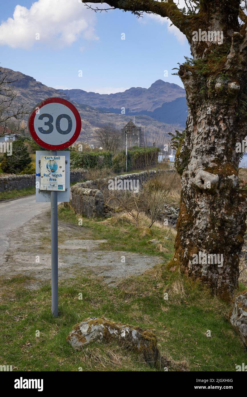 30mph panneau de limite de vitesse à l'entrée du château de Carrick depuis le sud. Argyll et Bute. Écosse Banque D'Images