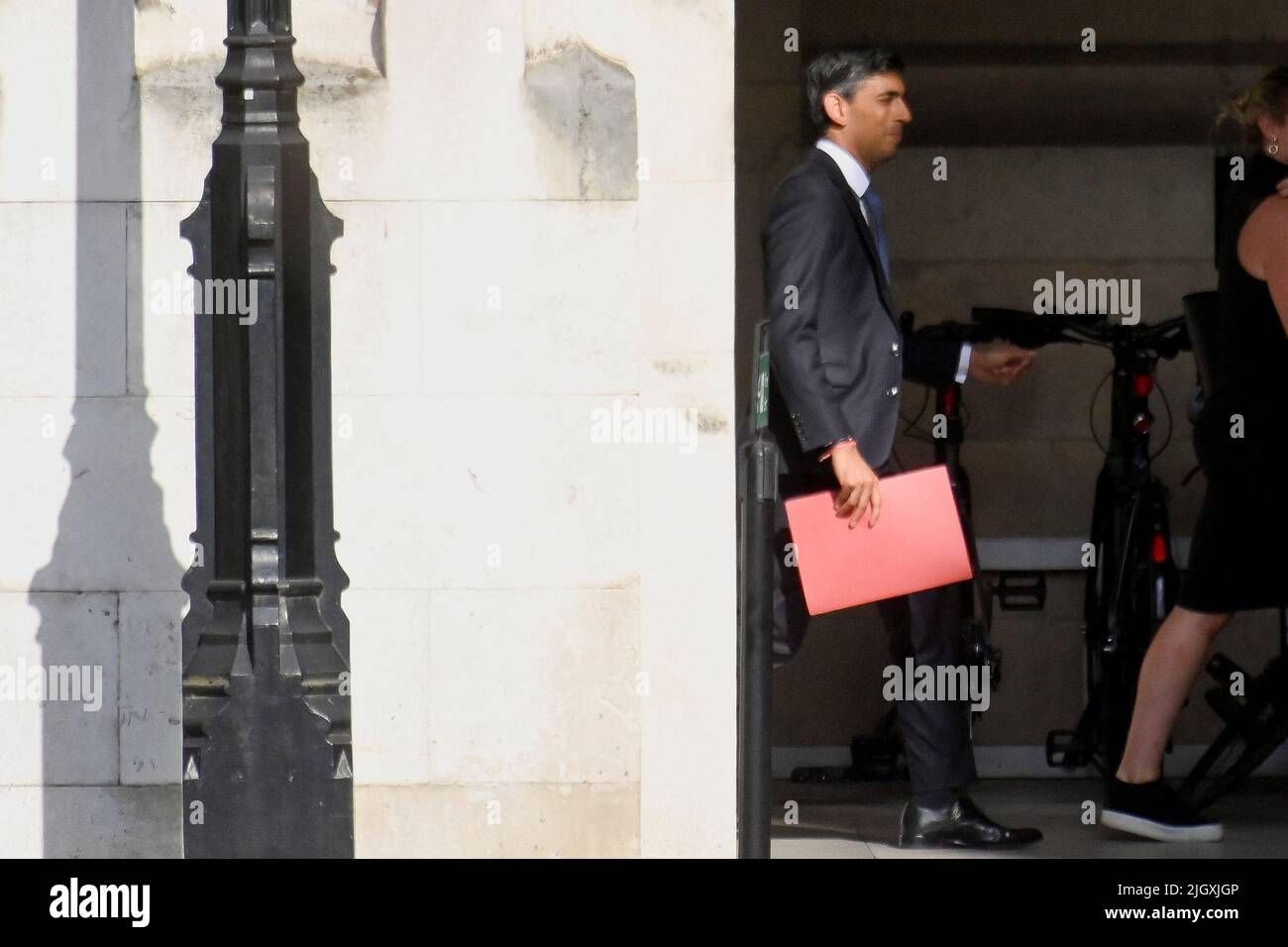 Le député conservateur britannique et le candidat à la direction conservatrice Rishi Sunak se promène entre les bâtiments du Parlement, à Londres, en Grande-Bretagne, en 13 juillet 2022. REUTERS/Toby Melville Banque D'Images