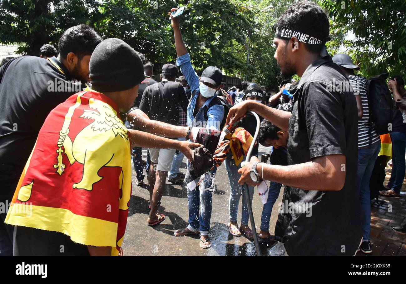 Colombo, Sri Lanka. 13th juillet 2022. Manifestants lors d'une manifestation antigouvernementale à l'intérieur du bâtiment du Premier ministre sri lankais à Colombo, le mercredi, à 13 juillet 2022, des milliers de manifestants antigouvernementaux ont pris d'assaut le bureau du Premier ministre slankais Ranil Wickremesinghe, quelques heures après avoir été nommé président par intérim. Photo de Kumara de Mel/ Credit: UPI/Alamy Live News Banque D'Images