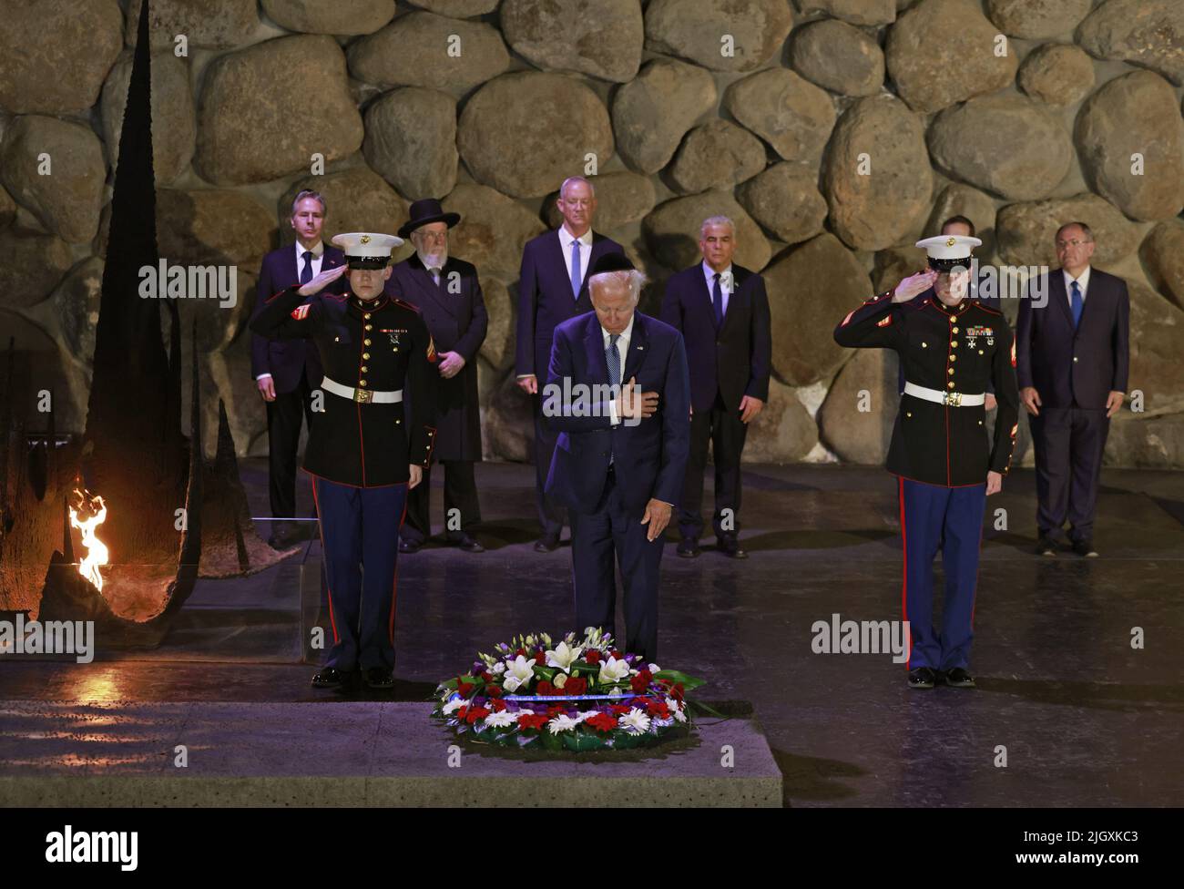 Tel Aviv, Israël. 13th juillet 2022. Le président américain Joe Biden dépose une couronne de fleurs dans la salle du souvenir du Musée commémoratif de l'Holocauste Yad Vashem à Jérusalem mercredi, 13 juillet 2022, AS (de gauche à droite) la secrétaire d'État américaine Antony Blinken, Survivant de l'Holocauste et Président du Conseil de Yad Vashem Rabbi Israel Meir Lau, Ministre israélien de la Défense Benny Gantz, Premier Ministre intérimaire Yair Lapid et Président de Yad Vashem Dani Dayan look on. Photo de piscine par Menahem Kahana/UPI crédit: UPI/Alay Live News Banque D'Images