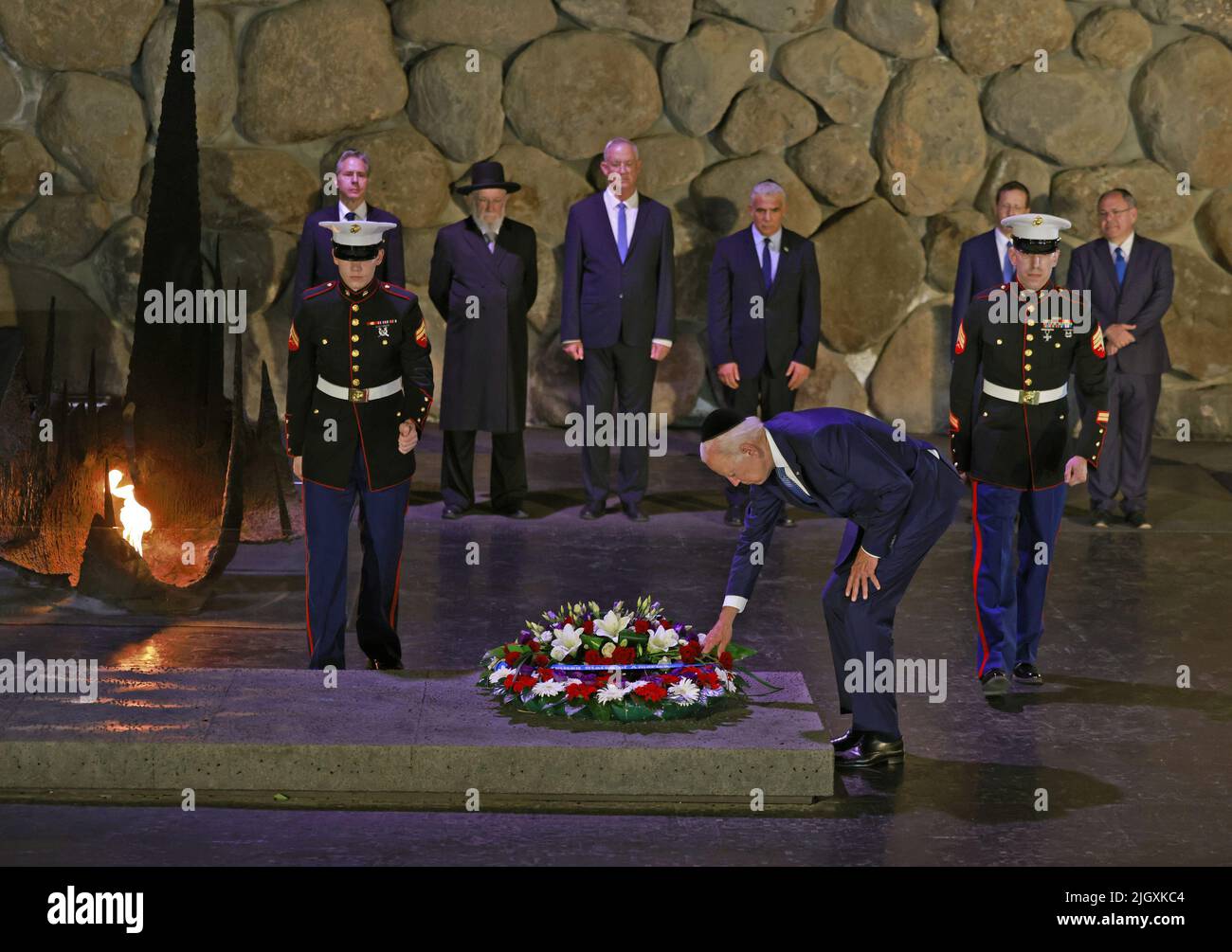 Tel Aviv, Israël. 13th juillet 2022. Le président américain Joe Biden dépose une couronne de fleurs dans la salle du souvenir du Musée commémoratif de l'Holocauste Yad Vashem à Jérusalem mercredi, 13 juillet 2022, AS (de gauche à droite) la secrétaire d'État américaine Antony Blinken, Survivant de l'Holocauste et Président du Conseil de Yad Vashem Rabbi Israel Meir Lau, Ministre israélien de la Défense Benny Gantz, Premier Ministre intérimaire Yair Lapid et Président de Yad Vashem Dani Dayan look on. Photo de piscine par Menahem Kahana/UPI crédit: UPI/Alay Live News Banque D'Images