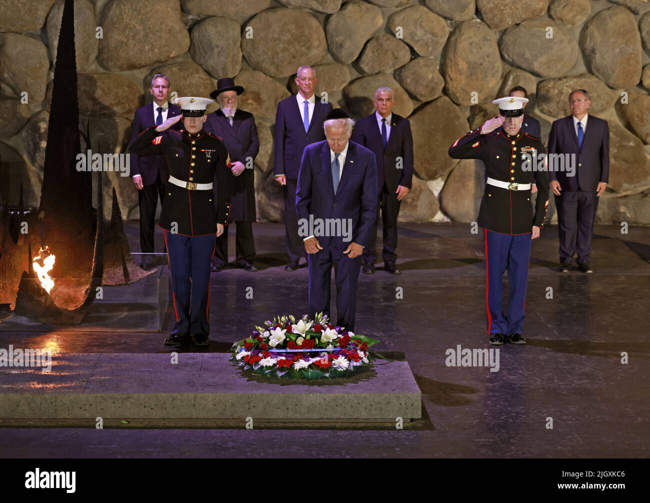 Tel Aviv, Israël. 13th juillet 2022. Le président américain Joe Biden dépose une couronne de fleurs dans la salle du souvenir du Musée commémoratif de l'Holocauste Yad Vashem à Jérusalem mercredi, 13 juillet 2022, AS (de gauche à droite) la secrétaire d'État américaine Antony Blinken, Survivant de l'Holocauste et Président du Conseil de Yad Vashem Rabbi Israel Meir Lau, Ministre israélien de la Défense Benny Gantz, Premier Ministre intérimaire Yair Lapid et Président de Yad Vashem Dani Dayan look on. Photo de piscine par Menahem Kahana/UPI crédit: UPI/Alay Live News Banque D'Images