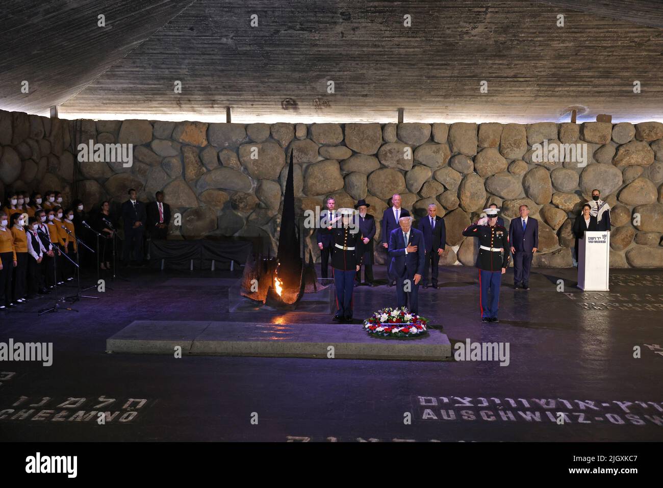 Tel Aviv, Israël. 13th juillet 2022. Le président américain Joe Biden dépose une couronne de fleurs dans la salle du souvenir du Musée commémoratif de l'Holocauste Yad Vashem à Jérusalem mercredi, 13 juillet 2022, AS (de gauche à droite) la secrétaire d'État américaine Antony Blinken, Survivant de l'Holocauste et Président du Conseil de Yad Vashem Rabbi Israel Meir Lau, Ministre israélien de la Défense Benny Gantz, Premier Ministre intérimaire Yair Lapid et Président de Yad Vashem Dani Dayan look on. Photo de piscine par Menahem Kahana/UPI crédit: UPI/Alay Live News Banque D'Images