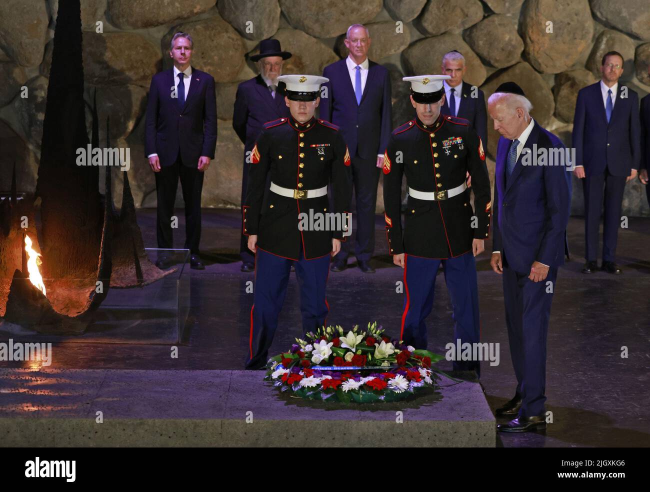 Tel Aviv, Israël. 13th juillet 2022. Le président américain Joe Biden dépose une couronne de fleurs dans la salle du souvenir du Musée commémoratif de l'Holocauste Yad Vashem à Jérusalem mercredi, 13 juillet 2022, AS (de gauche à droite) la secrétaire d'État américaine Antony Blinken, Survivant de l'Holocauste et Président du Conseil de Yad Vashem Rabbi Israel Meir Lau, Ministre israélien de la Défense Benny Gantz, Premier Ministre intérimaire Yair Lapid et Président de Yad Vashem Dani Dayan look on. Photo de piscine par Menahem Kahana/UPI crédit: UPI/Alay Live News Banque D'Images