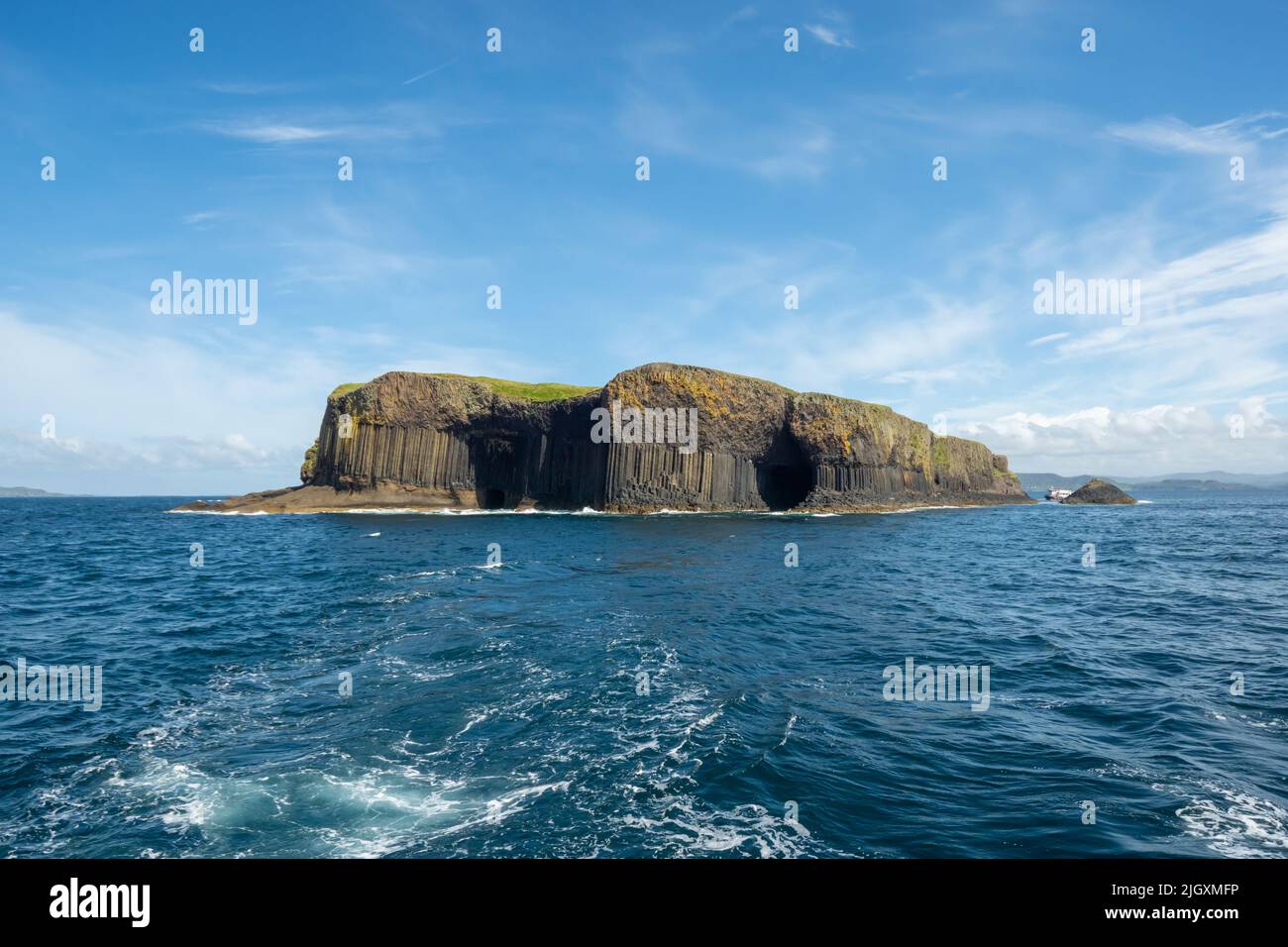 Île de Staffa (Hébrides intérieures), montrant les entrées de la grotte du bateau (à gauche) et de la grotte de Fingal (à droite). Écosse, Royaume-Uni Banque D'Images