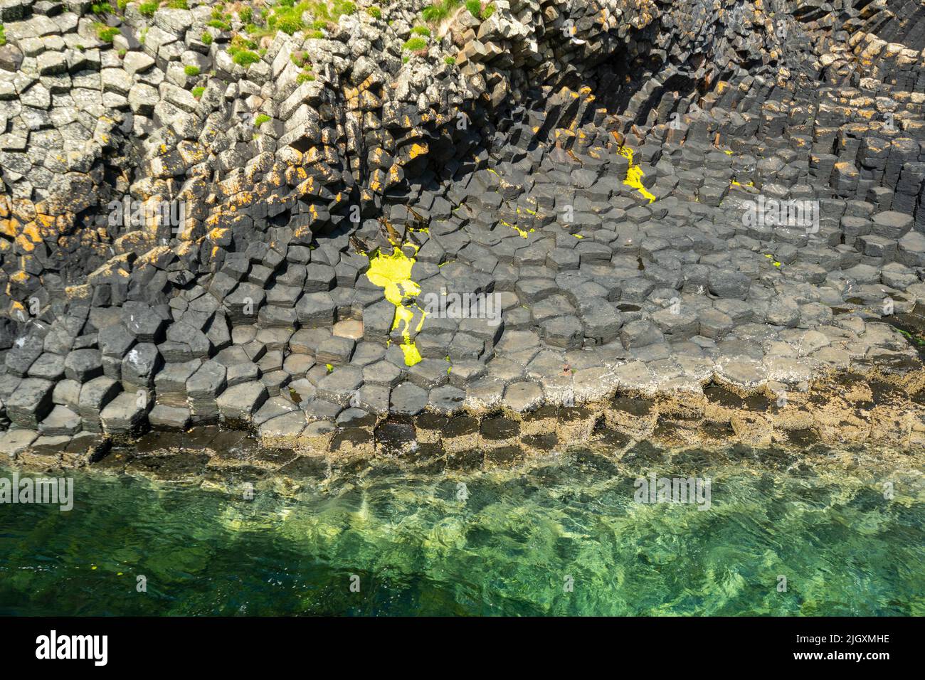 Formations de colonnes de basalte, assemblage de basalte par colonnes ou par colonnes sur l'île de Staffa, Écosse, Royaume-Uni Banque D'Images