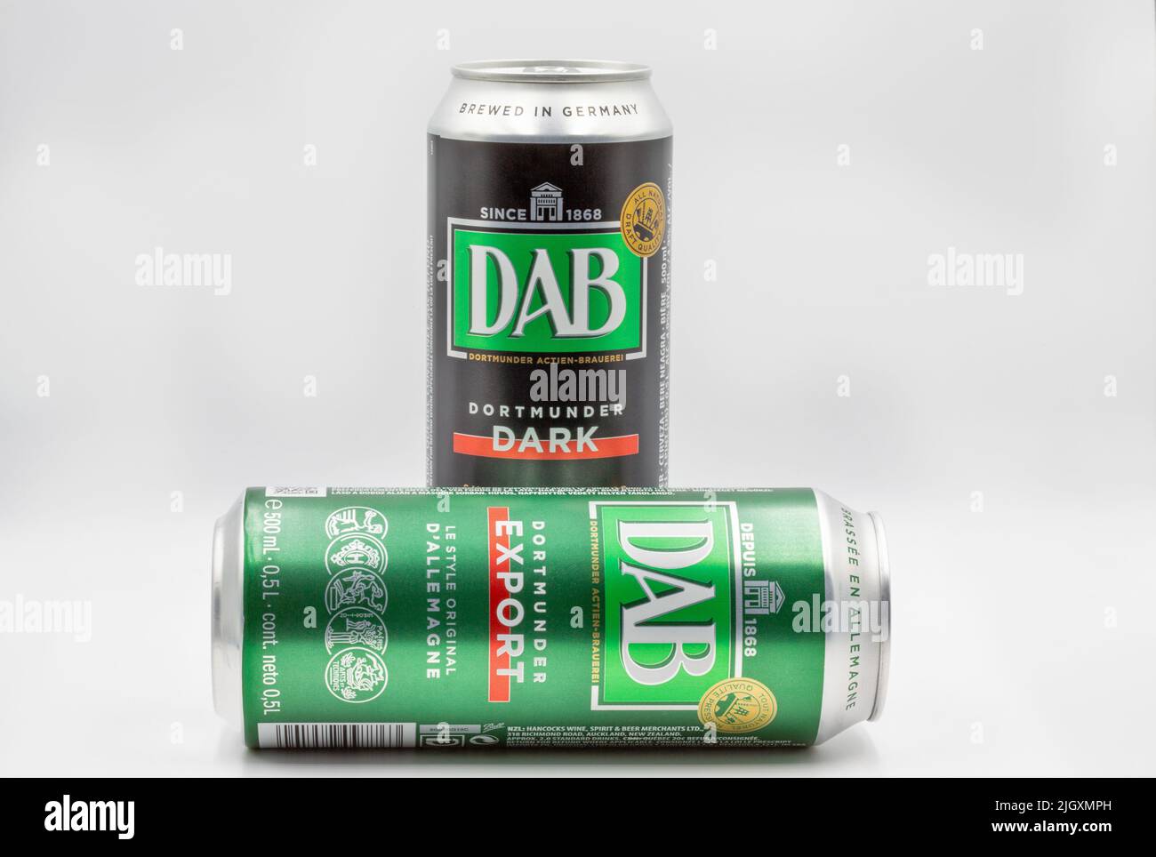 Kiev, Ukraine - 24 avril 2021: DAB sombre et exporter des canettes de bière allemandes gros plan sur fond blanc. Dortmunder Actien Brauerei est une brasserie allemande Banque D'Images