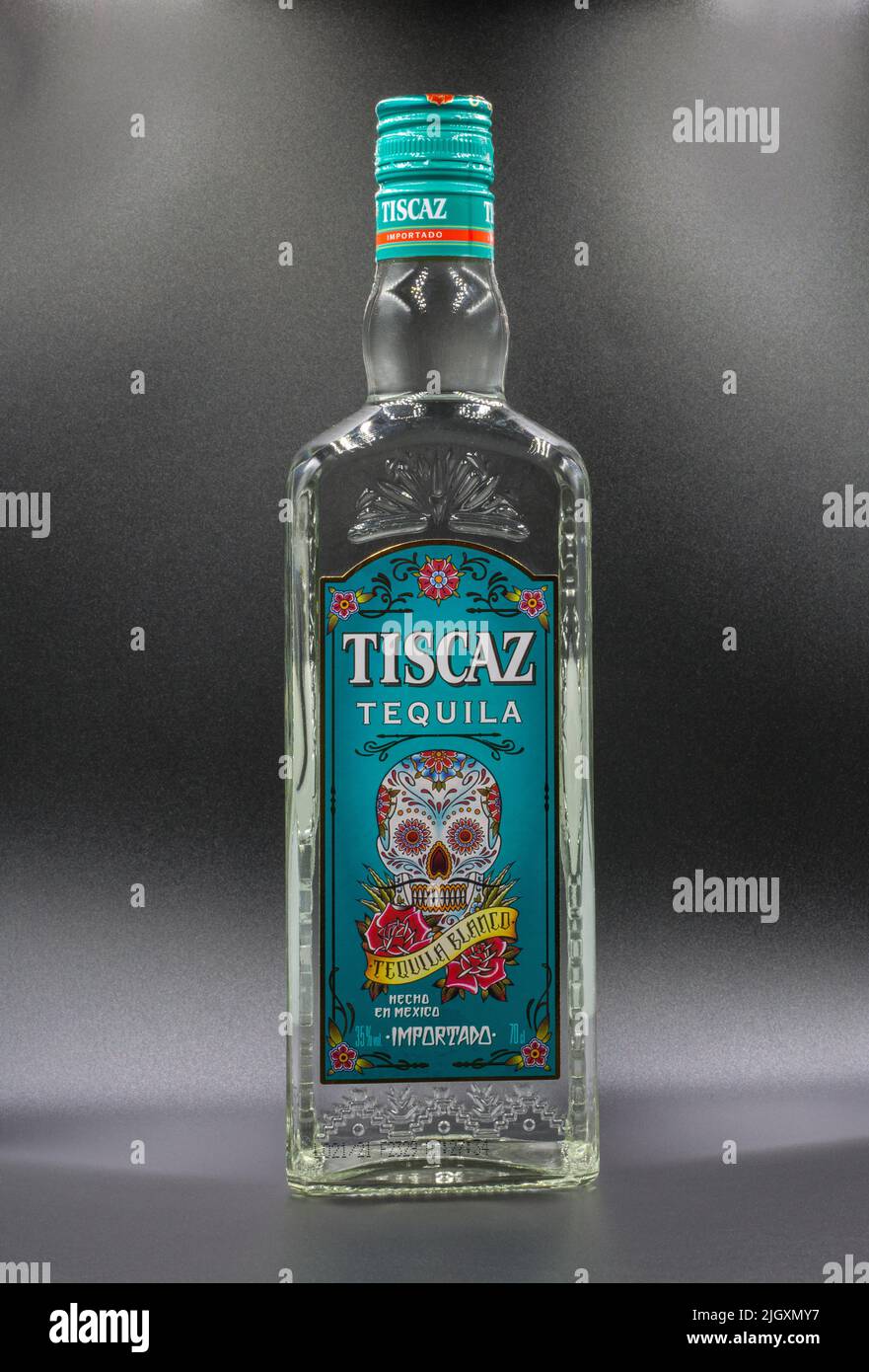 Kiev, Ukraine - 24 avril 2021: Studio Shoot de la bouteille de Tequila Tiscaz mexicaine gros plan contre le noir. Il s'agit d'une boisson distillée à base d'aga bleue Banque D'Images