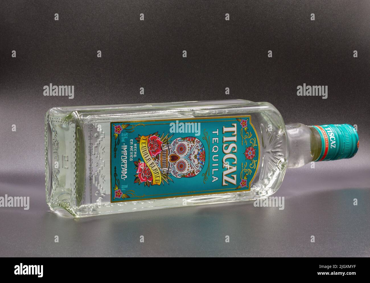 Kiev, Ukraine - 24 avril 2021: Studio Shoot de la bouteille de Tequila Tiscaz mexicaine gros plan contre le noir. Il s'agit d'une boisson distillée à base d'aga bleue Banque D'Images