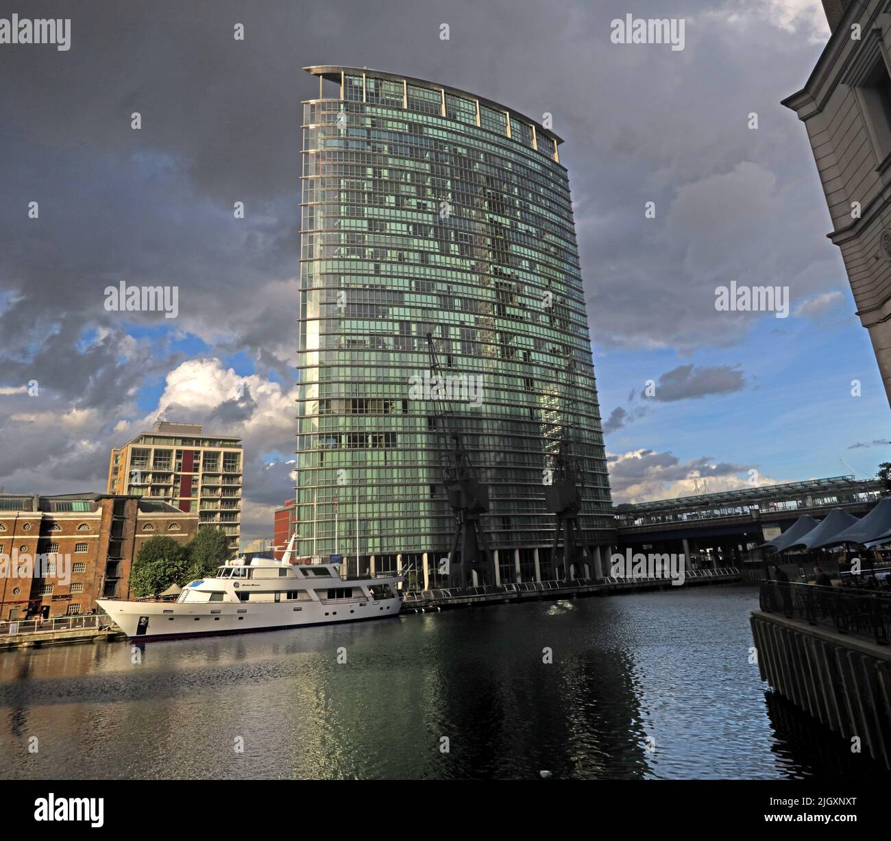 Canary Wharf, contrastes, Londres, super yacht et bureaux de banquiers, est de Londres, Angleterre, Royaume-Uni, E14 5LQ. Banque D'Images