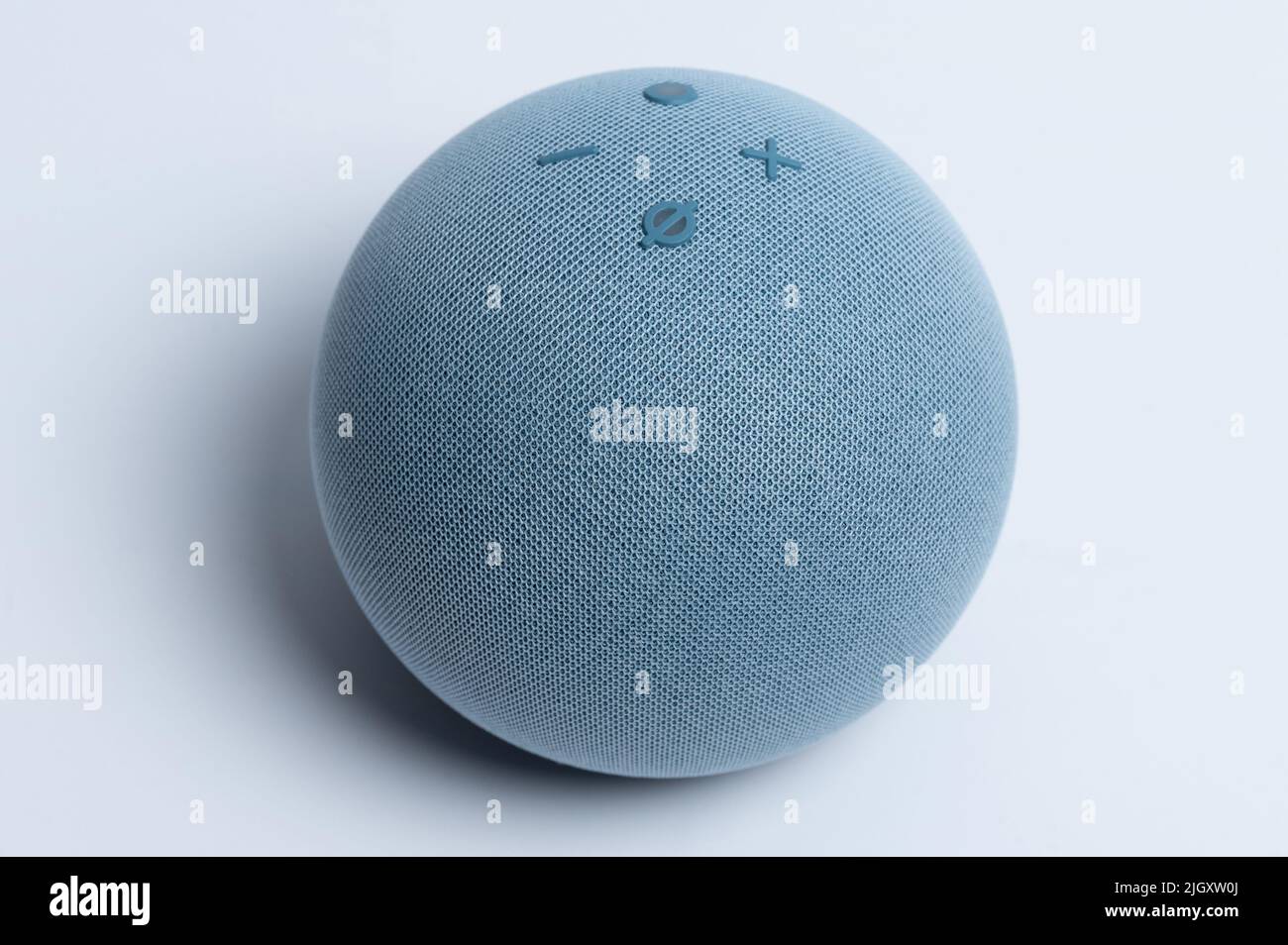 New york, Etats-Unis - 12 juillet 2022: Amazon Alexa voix assistant haut-parleur avec boutons vue rapprochée Banque D'Images
