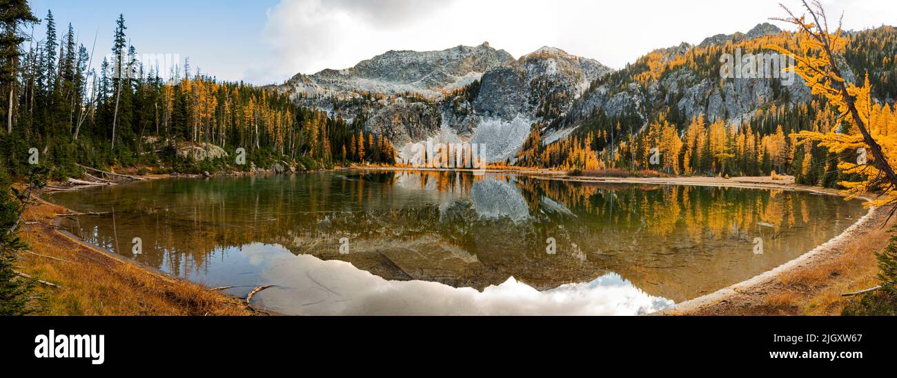 WA21754-00...WASHINGTON - Upper Larch Lake et montagne du 5 juillet à l'automne; partie de la région sauvage de Glacier Peak. Banque D'Images