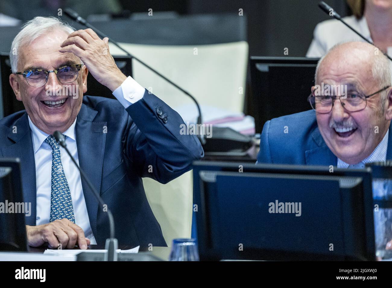 2022-07-13 18:57:28 ROERMOND - le politicien libéral controversé Jos van Rey, avec Dre Peters sur sa droite, pendant l'installation comme alderman pour le logement, l'environnement et le climat à Roermond. C'est la première fois en dix ans que Van Rey, 77 ans, retourne au poste de son conseiller municipal après avoir été suspecté de fraude, entre autres choses. ANP MARCEL VAN HOORN pays-bas - belgique sortie Banque D'Images