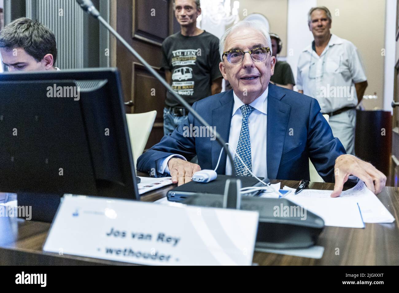 2022-07-13 19:25:49 ROERMOND - le politicien libéral controversé Jos van Rey après l'installation comme alderman pour le logement, l'environnement et le climat à Roermond. C'est la première fois en dix ans que Van Rey, 77 ans, est retourné à son poste de conseiller municipal après avoir été suspecté de fraude, entre autres choses. ANP MARCEL VAN HOORN pays-bas - belgique sortie Banque D'Images