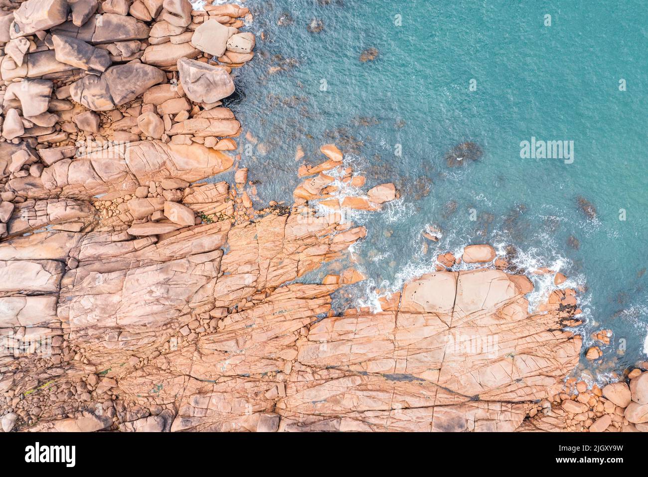 Paysage de la côte de granit rouge en France. Banque D'Images