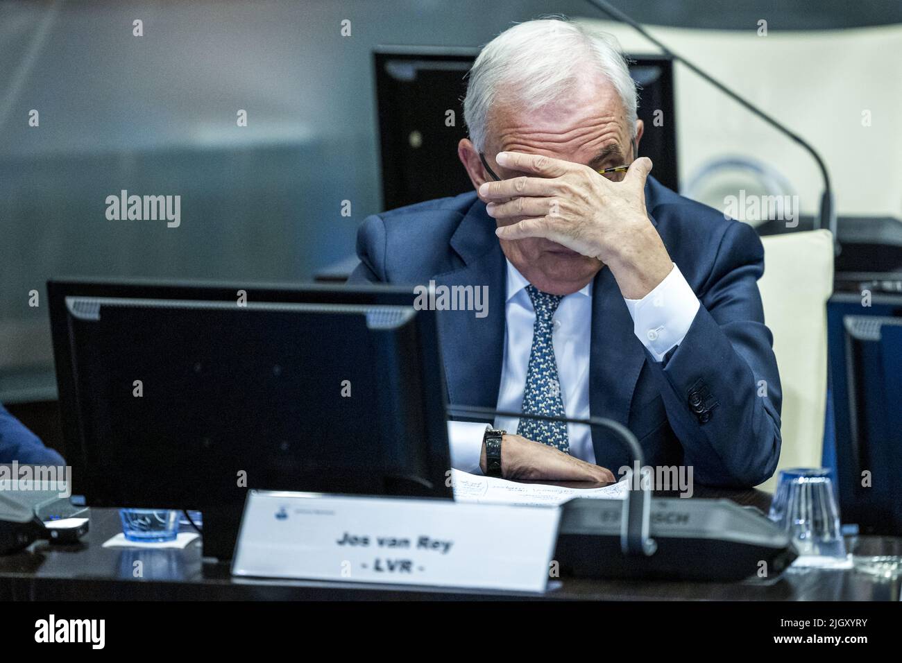 2022-07-13 18:36:19 ROERMOND - le politicien libéral controversé Jos van Rey pendant l'installation comme alderman pour le logement, l'environnement et le climat à Roermond. C'est la première fois en dix ans que Van Rey, 77 ans, est retourné à son poste de conseiller municipal après avoir été suspecté de fraude, entre autres choses. ANP MARCEL VAN HOORN pays-bas - belgique sortie Banque D'Images