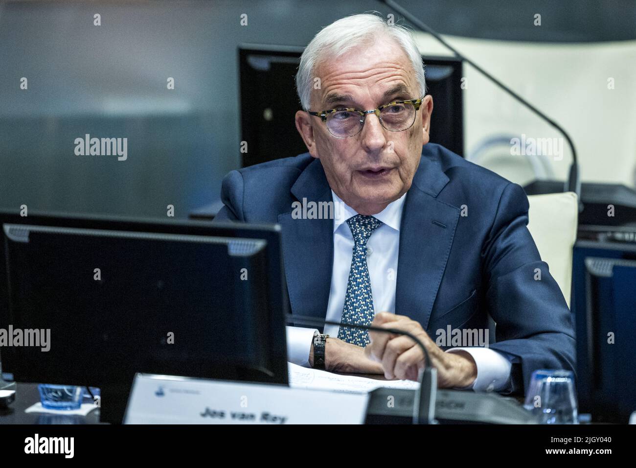 2022-07-13 18:36:22 ROERMOND - le politicien libéral controversé Jos van Rey pendant l'installation comme alderman pour le logement, l'environnement et le climat à Roermond. C'est la première fois en dix ans que Van Rey, 77 ans, est retourné à son poste de conseiller municipal après avoir été suspecté de fraude, entre autres choses. ANP MARCEL VAN HOORN pays-bas - belgique sortie Banque D'Images