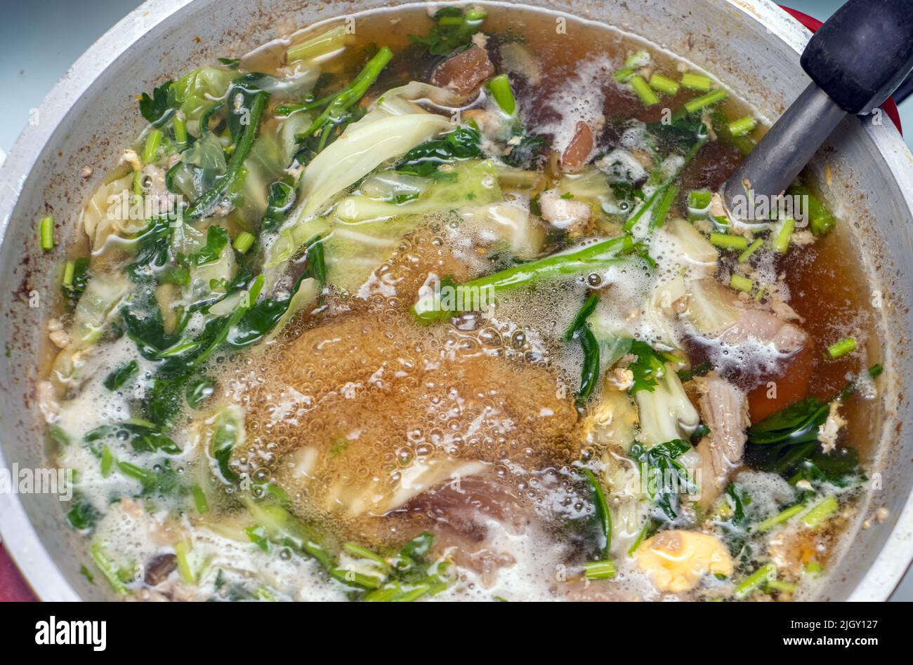 Une soupe traditionnelle Suki - Sukiyaki dans une casserole Banque D'Images