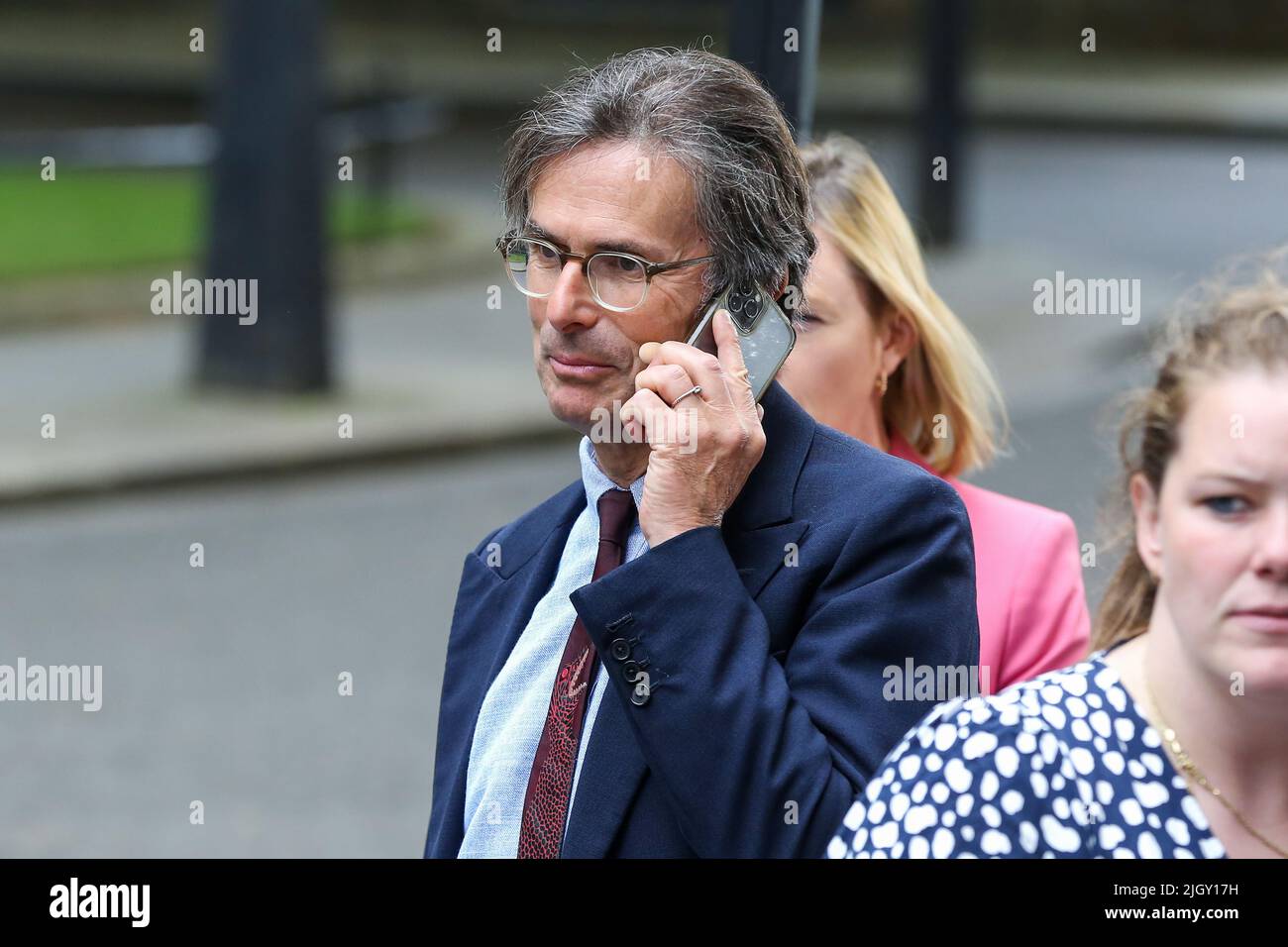 Londres, Royaume-Uni. 07th juillet 2022. ITV News le rédacteur politique Robert Peston parle au téléphone sur Downing Street dans le centre de Londres. Crédit : SOPA Images Limited/Alamy Live News Banque D'Images